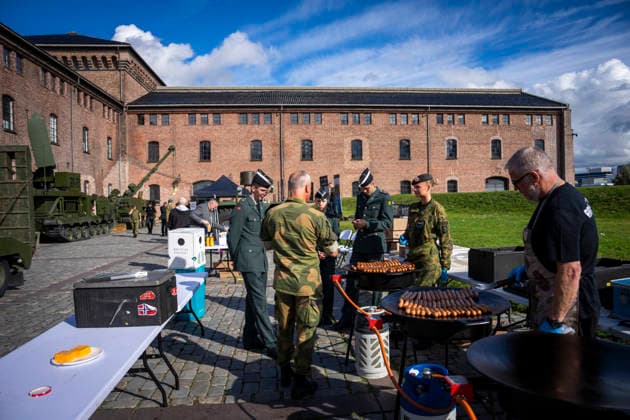 Army Summit 2026 Oslo 20260917. Polser, burgere og saft serveres til deltakere pa Army Summit pa Akerhus festning. Haeren og Den norske AtlanterhavskomitÃ arrangerer Army Summit 2026 som handler om bygging av europeisk og norsk landforsvar. Foto: Heiko Junge NTB Oslo Norge GKlZyfXyso8 EDITORIAL USE ONLY Ref:_BNC_POLGKlZyfXyso8.jpg Copyright: xHeikoxJungex xNTBx