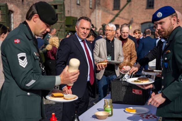 Army Summit 2026 Oslo 20260917. Forsvarsminister Tore O. Sandvik lager seg en burger i en pause under Army Summit pa Akerhus festning. Haeren og Den norske AtlanterhavskomitÃ arrangerer Army Summit 2026 som handler om bygging av europeisk og norsk landforsvar. Foto: Heiko Junge NTB Oslo Norge mU1tL-yZp4w EDITORIAL USE ONLY Ref:_BNC_POLmU1tL-yZp4w.jpg Copyright: xHeikoxJungex xNTBx