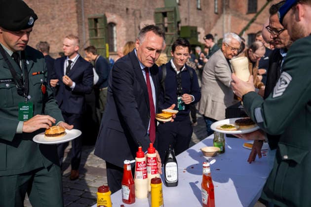 Army Summit 2026 Oslo 20260917. Forsvarsminister Tore O. Sandvik lager seg en burger i en pause under Army Summit pa Akerhus festning. Haeren og Den norske AtlanterhavskomitÃ arrangerer Army Summit 2026 som handler om bygging av europeisk og norsk landforsvar. Foto: Heiko Junge NTB Oslo Norge 4s_srQE4aHI EDITORIAL USE ONLY Ref:_BNC_POL4s_srQE4aHI.jpg Copyright: xHeikoxJungex xNTBx