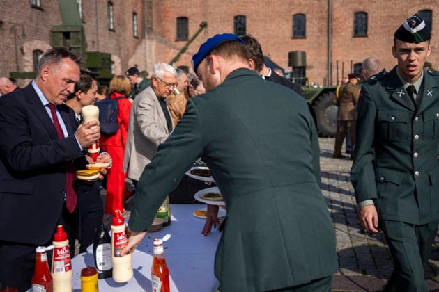 Army Summit 2026 Oslo 20260917. Forsvarsminister Tore O. Sandvik lager seg en burger i en pause under Army Summit pa Akerhus festning. Haeren og Den norske AtlanterhavskomitÃ arrangerer Army Summit 2026 som handler om bygging av europeisk og norsk landforsvar. Foto: Heiko Junge NTB Oslo Norge bBo5iJL5TQA EDITORIAL USE ONLY Ref:_BNC_POLbBo5iJL5TQA.jpg Copyright: xHeikoxJungex xNTBx