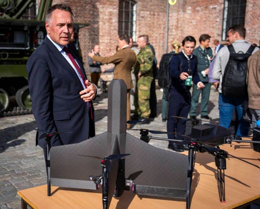 Army Summit 2026 Oslo 20260917. Forsvarsminister Tore O. Sandvik ser pa en norskutviklet Falk angrepsdrone utenfor Army Summit pa Akerhus festning. AtlanterhavskomitÃ arrangerer Army Summit 2026 som handler om bygging av europeisk og norsk landforsvar. Foto: Heiko Junge NTB Oslo Norge hsCp50sWYIo EDITORIAL USE ONLY Ref:_BNC_POLhsCp50sWYIo.jpg Copyright: xHeikoxJungex xNTBx