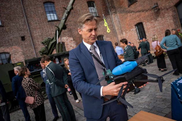 Army Summit 2026 Oslo 20260917. oyvind Sjovik, forskningsdirektor ved avdeling for Forsvarssystemer, i FFI Forsvarets Forskningsinstitutt holder en norskutviklet Svale angrepsdrone utenfor Army Summit pa Akerhus festning. AtlanterhavskomitÃ arrangerer Army Summit 2026 som handler om bygging av europeisk og norsk landforsvar. Foto: Heiko Junge NTB Oslo Norge O8gmsgLORCY EDITORIAL USE ONLY Ref:_BNC_POLO8gmsgLORCY.jpg Copyright: xHeikoxJungex xNTBx