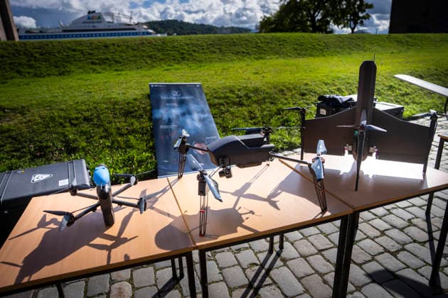 Army Summit 2026 Oslo 20260917. En norskutviklet angrepsdrone av typen Falk Strike Drone, en ISR drone Flaming V5 og en Svale angrepsdrone vises frem utenfor Army Summit pa Akerhus festning. AtlanterhavskomitÃ arrangerer Army Summit 2026 som handler om bygging av europeisk og norsk landforsvar. Foto: Heiko Junge NTB Oslo Norge PENF1mVs95E EDITORIAL USE ONLY Ref:_BNC_POLPENF1mVs95E.jpg Copyright: xHeikoxJungex xNTBx