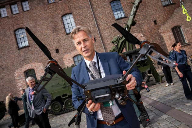 Army Summit 2026 Oslo 20260917. oyvind Sjovik, forskningsdirektor ved avdeling for Forsvarssystemer, i FFI Forsvarets Forskningsinstitutt holder en norskutviklet overvakningsdrone av typen IRS Flamingo V5 utenfor Army Summit pa Akerhus festning. AtlanterhavskomitÃ arrangerer Army Summit 2026 som handler om bygging av europeisk og norsk landforsvar. Foto: Heiko Junge NTB Oslo Norge e2FzEj1RBAU EDITORIAL USE ONLY Ref:_BNC_POLe2FzEj1RBAU.jpg Copyright: xHeikoxJungex xNTBx
