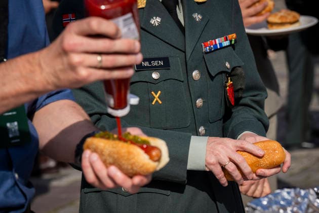 Army Summit 2026 Oslo 20260917. Polser, burgere og saft serveres til deltakere pa Army Summit pa Akerhus festning. Haeren og Den norske AtlanterhavskomitÃ arrangerer Army Summit 2026 som handler om bygging av europeisk og norsk landforsvar. Foto: Heiko Junge NTB Oslo Norge Oa3FqR5ErBE EDITORIAL USE ONLY Ref:_BNC_POLOa3FqR5ErBE.jpg Copyright: xHeikoxJungex xNTBx