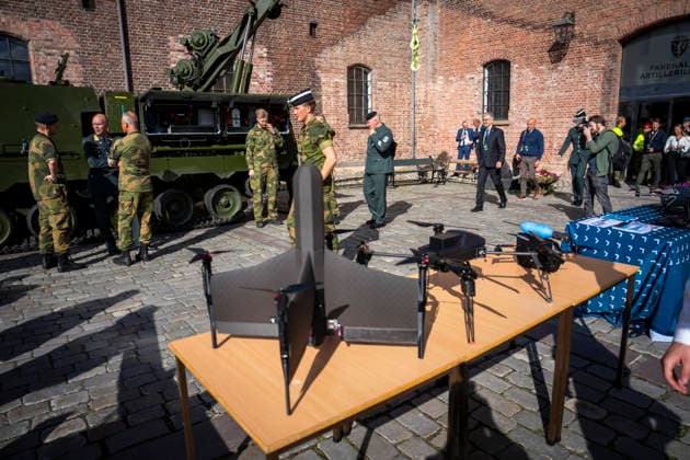 Army Summit 2026 Oslo 20260917. En norskutviklet angrepsdrone av typen Falk Strike Drone og en del andre militaere droner vises frem utenfor Army Summit pa Akerhus festning. AtlanterhavskomitÃ arrangerer Army Summit 2026 som handler om bygging av europeisk og norsk landforsvar. Foto: Heiko Junge NTB Oslo Norge P-teAaHy9Nc EDITORIAL USE ONLY Ref:_BNC_POLP-teAaHy9Nc.jpg Copyright: xHeikoxJungex xNTBx