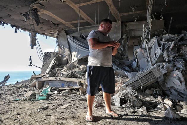 Overnight Russian Attack Damages 19-Storey Apartment Block - Odesa A man examines an apartment destroyed by a nighttime Russian drone strike on a 19-storey block of flats overlooking the Black Sea, Odesa, Ukraine, September 17, 2026. Ten apartments between the 14th and 16th floors sustained significant damage. Three people, including a four-year-old child, were injured. Photo by Nina Liashonok Ukrinform ABACAPRESS.COM Odesa Ukraine  Copyright: xLyashonokxNina Ukrinform ABACAx
