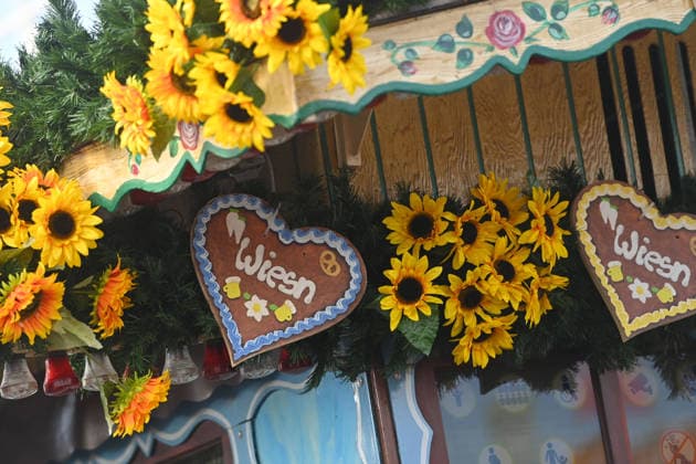 Wiesn Herzen an einer Schausellerbude. Presserundgang vor dem 191. Oktoberfest 2026 am 17.09.2026.