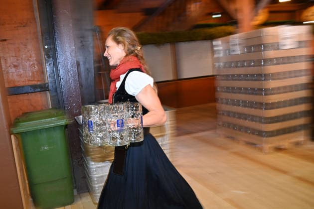 Bierkruege werden ausgepackt und in Regale geraeumt. Weibliche Bedienung,Servicekraft. Presserundgang vor dem 191. Oktoberfest 2026 am 17.09.2026.