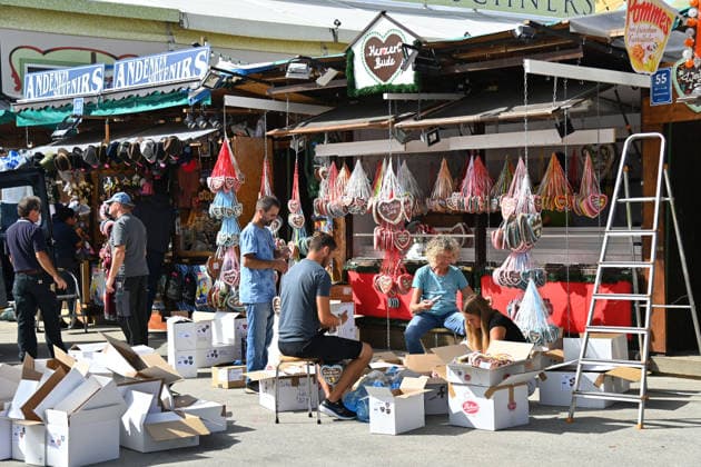 Letzte Arbeitan an den Staenden.Perosnen beim Auspacken der Lebkuchenherzen vor der Herzerl Bude. Presserundgang vor dem 191. Oktoberfest 2026 am 17.09.2026.