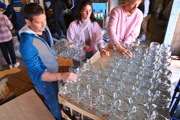 Bierkruege werden ausgepackt und in Regale geraeumt. Presserundgang vor dem 191. Oktoberfest 2026 am 17.09.2026.