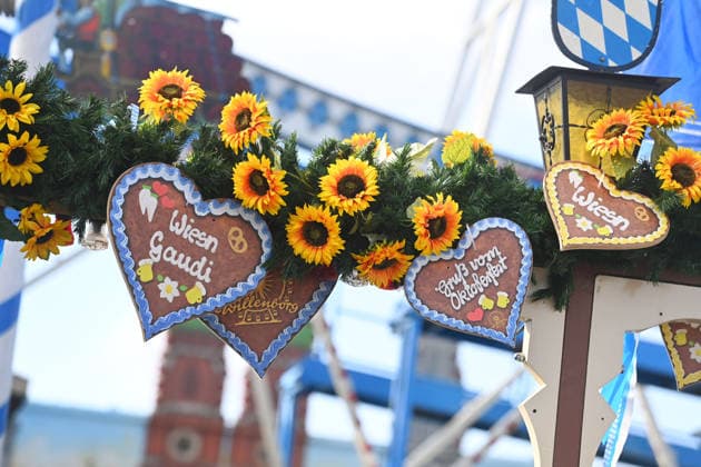 Wiesn Herzen an einer Schausellerbude. Presserundgang vor dem 191. Oktoberfest 2026 am 17.09.2026.