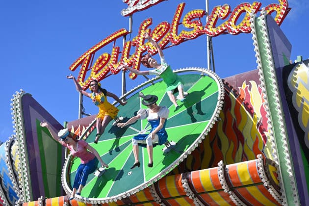 Figuren von Frauen,Puppen im am Teufelsrad. Fahrgeschaeft,Schausteller,Fahrgeschaefte. Presserundgang vor dem 191. Oktoberfest 2026 am 17.09.2026.