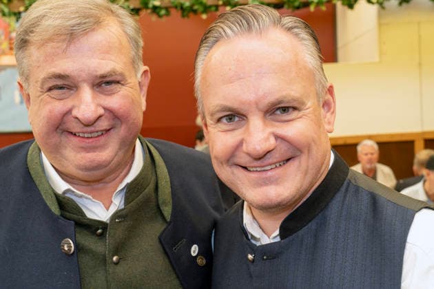 Oktoberfest 2026, der neue Paulaner-Festwirt Lorenz Stiftl und Wiesnchef Dr. Christian Scharpf, München, 17. September 2026 Deutschland, München, 17. September 2026, Oktoberfest 2026, der neue Paulaner-Festwirt Lorenz Stiftl (links) und Wiesn-Chef Dr. Christian Scharpf, bei Presserundgang über die Wiesn, die Wiesn 2026 beginnt am 19. September und dauert bis zum 4. Oktober 2026, Volksfest, Theresienwiese, bayerisch, Bayern