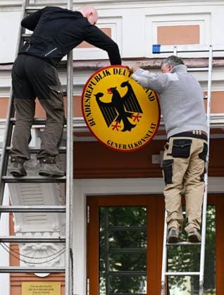 Russia Germany Consulate Closure 9245049 17.09.2026 Staff remove the national coat of arms from the building housing the German Consulate General in St. Petersburg, Russia. Germany closed the Russian Consulate General in Bonn and terminated an agreement governing the Russian House in Berlin following an attempted drone attack at Leipzig Halle Airport. Russia said it would close the German Consulate General in St. Petersburg and Goethe-Institut branches in response. Grigory Dukor Sputnik St. Petersburg Russia  Copyright: xGrigoryxDukorx