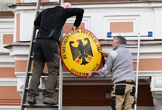 Russia Germany Consulate Closure 9245050 17.09.2026 Staff remove the national coat of arms from the building housing the German Consulate General in St. Petersburg, Russia. Germany closed the Russian Consulate General in Bonn and terminated an agreement governing the Russian House in Berlin following an attempted drone attack at Leipzig Halle Airport. Russia said it would close the German Consulate General in St. Petersburg and Goethe-Institut branches in response. Grigory Dukor Sputnik St. Petersburg Russia  Copyright: xGrigoryxDukorx
