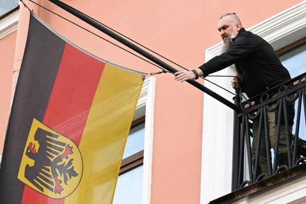Russia Germany Consulate Closure 9245021 17.09.2026 A staff member lowers the German national flag from the building housing the German Consulate General in St. Petersburg, Russia. Germany closed the Russian Consulate General in Bonn and terminated an agreement governing the Russian House in Berlin following an attempted drone attack at Leipzig Halle Airport. Russia said it would close the German Consulate General in St. Petersburg and Goethe-Institut branches in response. Grigory Dukor Sputnik St. Petersburg Russia  Copyright: xGrigoryxDukorx