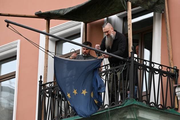 Russia Germany Consulate Closure 9245025 17.09.2026 Staff lower the flag of European Union from the building housing the German Consulate General in St. Petersburg, Russia. Germany closed the Russian Consulate General in Bonn and terminated an agreement governing the Russian House in Berlin following an attempted drone attack at Leipzig Halle Airport. Russia said it would close the German Consulate General in St. Petersburg and Goethe-Institut branches in response. Grigory Dukor Sputnik St. Petersburg Russia  Copyright: xGrigoryxDukorx