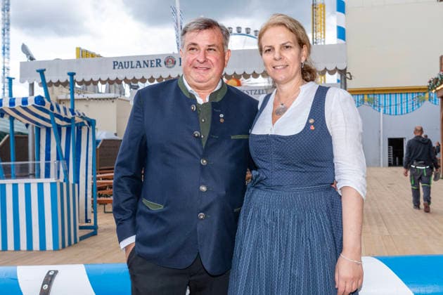 Oktoberfest 2026, das neue Paulaner-Wirtepaar Christine und Lorenz Stiftl vor dem Paulaner Festzelt, München, 17. September 2026 Deutschland, München, 17. September 2026, Oktoberfest 2026, der neue Paulaner-Wirtepaar Christine und Lorenz Stiftl vor dem Paulaner Festzelt, bei Presserundgang über die Wiesn, die Wiesn 2026 beginnt am 19. September und dauert bis zum 4. Oktober 2026, Volksfest, Theresienwiese, bayerisch, Bayern