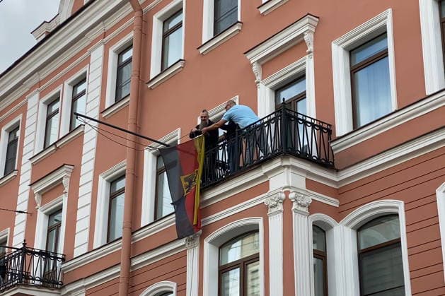 RUSSIA, ST PETERSBURG - SEPTEMBER 17, 2026: Workers remove Germany s flag from the building of the German Consulate General. According to the decision of Russia s Ministry of Foreign Affairs, the Consulate is obliged to cease its operations no later than September 18. Video grab. Best possible quality St Petersburg Russia  - ZUMAt113 20260917_zaa_t113_250 Copyright: xYuliaxStreletsx
