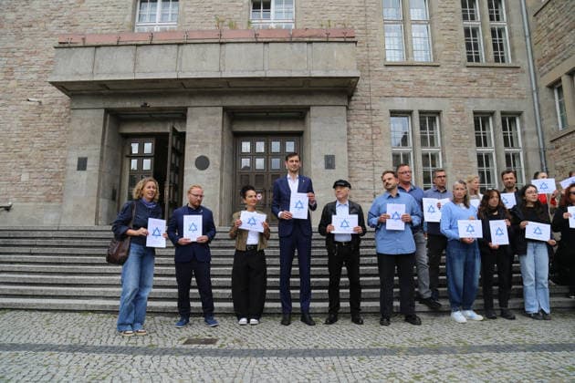 Berlin, Deutschland 17.09.2026: Bezirksbürgermeister Martin Hikel und Mitarbeiter des Bezirksamtes Neukölln beteiligen sich vor dem Rathaus Neukölln an der Aktion Berlin trägt Davidstern. Teilnehmer halten Davidstern-Plakate mit Wir schützen jüdisches Leben Gegen jeden Antisemitismus. Solidarität, jüdische Gemeinschaft, Antisemitismus, Davidstern, Gruppenfoto, Politik, Bezirksamt Neukölln. Copyright: xAlonxDavidx