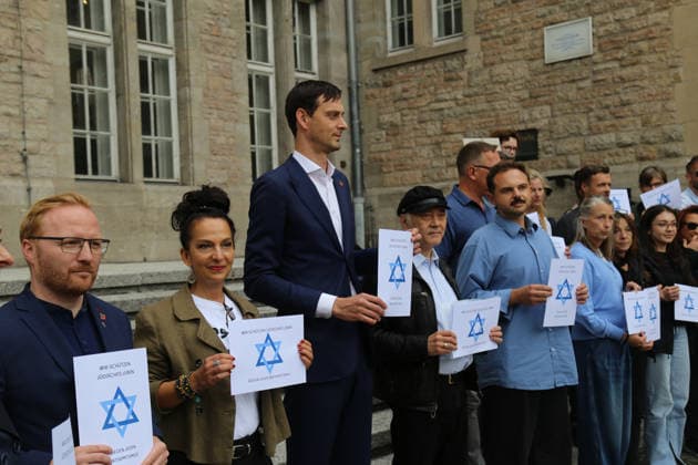 Berlin, Deutschland 17.09.2026: Bezirksbürgermeister Martin Hikel und Mitarbeiter des Bezirksamtes Neukölln beteiligen sich vor dem Rathaus Neukölln an der Aktion Berlin trägt Davidstern. Teilnehmer halten Davidstern-Plakate mit Wir schützen jüdisches Leben Gegen jeden Antisemitismus. Solidarität, jüdische Gemeinschaft, Antisemitismus, Davidstern, Gruppenfoto, Politik, Bezirksamt Neukölln. Copyright: xAlonxDavidx