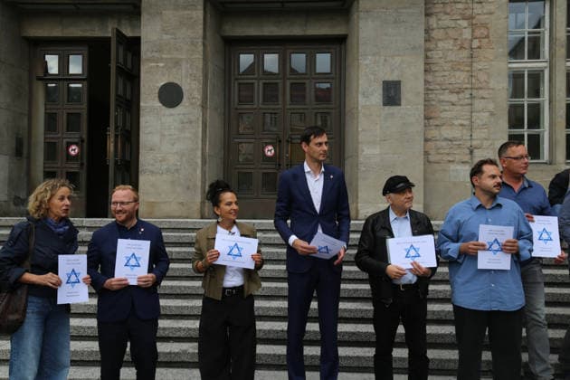 Berlin, Deutschland 17.09.2026: Bezirksbürgermeister Martin Hikel und Mitarbeiter des Bezirksamtes Neukölln beteiligen sich vor dem Rathaus Neukölln an der Aktion Berlin trägt Davidstern. Teilnehmer halten Davidstern-Plakate mit Wir schützen jüdisches Leben Gegen jeden Antisemitismus. Solidarität, jüdische Gemeinschaft, Antisemitismus, Davidstern, Gruppenfoto, Politik, Bezirksamt Neukölln. Copyright: xAlonxDavidx