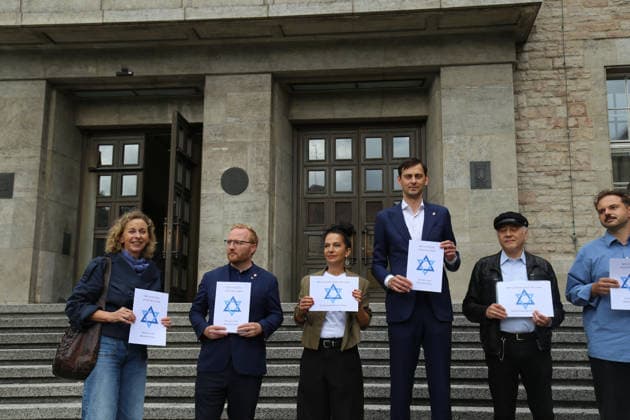 Berlin, Deutschland 17.09.2026: Bezirksbürgermeister Martin Hikel und Mitarbeiter des Bezirksamtes Neukölln beteiligen sich vor dem Rathaus Neukölln an der Aktion Berlin trägt Davidstern. Teilnehmer halten Davidstern-Plakate mit Wir schützen jüdisches Leben Gegen jeden Antisemitismus. Solidarität, jüdische Gemeinschaft, Antisemitismus, Davidstern, Gruppenfoto, Politik, Bezirksamt Neukölln. Copyright: xAlonxDavidx