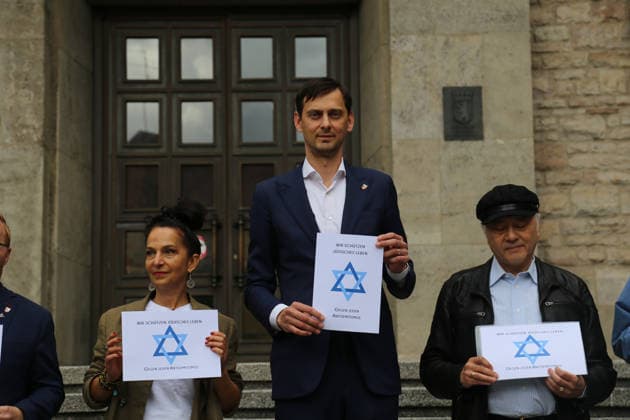 Berlin, Deutschland 17.09.2026: Bezirksbürgermeister Martin Hikel und Mitarbeiter des Bezirksamtes Neukölln beteiligen sich vor dem Rathaus Neukölln an der Aktion Berlin trägt Davidstern. Teilnehmer halten Davidstern-Plakate mit Wir schützen jüdisches Leben Gegen jeden Antisemitismus. Solidarität, jüdische Gemeinschaft, Antisemitismus, Davidstern, Gruppenfoto, Politik, Bezirksamt Neukölln. Copyright: xAlonxDavidx