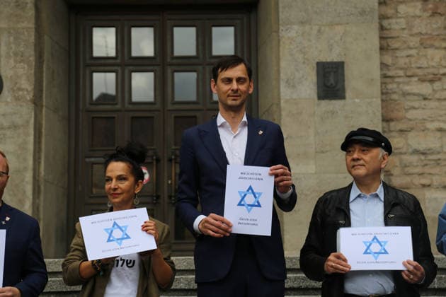 Berlin, Deutschland 17.09.2026: Bezirksbürgermeister Martin Hikel und Mitarbeiter des Bezirksamtes Neukölln beteiligen sich vor dem Rathaus Neukölln an der Aktion Berlin trägt Davidstern. Teilnehmer halten Davidstern-Plakate mit Wir schützen jüdisches Leben Gegen jeden Antisemitismus. Solidarität, jüdische Gemeinschaft, Antisemitismus, Davidstern, Gruppenfoto, Politik, Bezirksamt Neukölln. Copyright: xAlonxDavidx