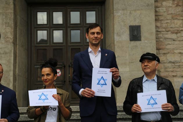 Berlin, Deutschland 17.09.2026: Bezirksbürgermeister Martin Hikel und Mitarbeiter des Bezirksamtes Neukölln beteiligen sich vor dem Rathaus Neukölln an der Aktion Berlin trägt Davidstern. Teilnehmer halten Davidstern-Plakate mit Wir schützen jüdisches Leben Gegen jeden Antisemitismus. Solidarität, jüdische Gemeinschaft, Antisemitismus, Davidstern, Gruppenfoto, Politik, Bezirksamt Neukölln. Copyright: xAlonxDavidx
