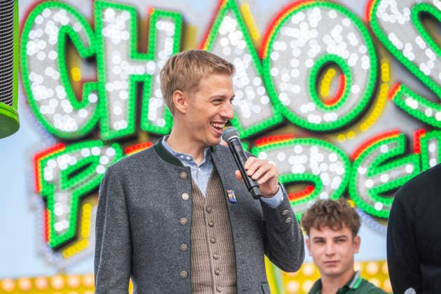 Dominik Krause, Münchner Oberbürgermeister, vor der Wiesn-Neuheit Chaos Pendel, beim traditionellen Presserundgang, Oktoberfest 2026, München, 17. September 2026 Deutschland, München, 17. September 2026, Oktoberfest 2026,, Oktoberfest 2026, Dominik Krause, Münchner Oberbürgermeister, (Grüne), vor der Wiesn-Neuheit Chaos Pendel, neues Fahrgeschäft beim Oktoberfest 2026, beim traditionellen Presserundgang über die Wiesn, die Wiesn 2026 beginnt am 19. September und dauert bis zum 4. Oktober 2026, Volksfest, Theresienwiese, bayerisch, Bayern