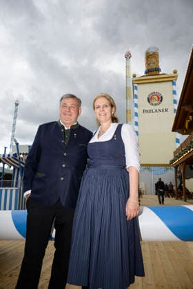 v.l. Lorenz und Christine Stiftl (Wirte-Ehepaar Paulaner Festzelt) - Offizieller Presserundgang auf dem Oktoberfest Wiesn, München 17.09.2026