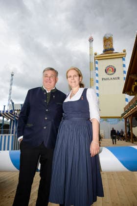 v.l. Lorenz und Christine Stiftl (Wirte-Ehepaar Paulaner Festzelt) - Offizieller Presserundgang auf dem Oktoberfest Wiesn, München 17.09.2026