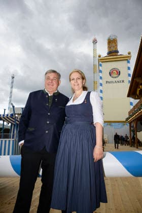 v.l. Lorenz und Christine Stiftl (Wirte-Ehepaar Paulaner Festzelt) - Offizieller Presserundgang auf dem Oktoberfest Wiesn, München 17.09.2026