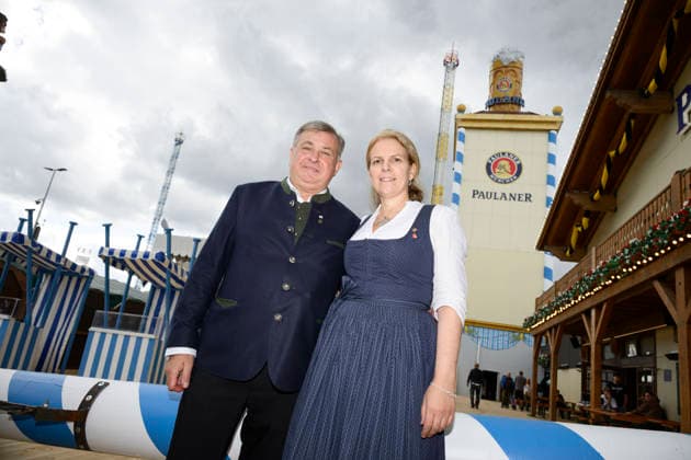 v.l. Lorenz und Christine Stiftl (Wirte-Ehepaar Paulaner Festzelt) - Offizieller Presserundgang auf dem Oktoberfest Wiesn, München 17.09.2026