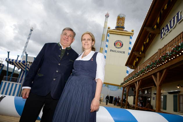 v.l. Lorenz und Christine Stiftl (Wirte-Ehepaar Paulaner Festzelt) - Offizieller Presserundgang auf dem Oktoberfest Wiesn, München 17.09.2026