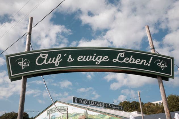 AufÂ s ewige Leben! Schriftzug beim Eingang zum Festzelt Boandlkramerei auf der Oidn Wiesn - Offizieller Presserundgang auf dem Oktoberfest Wiesn, München 17.09.2026