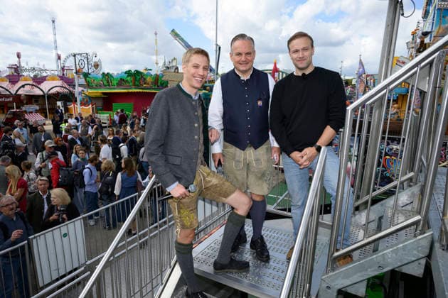 v.l. Dominik Krause (Oberbürgermeister von München), Christian Scharpf (Referent für Arbeit und Wirtschaft Wiesn-Chef) und Willi Ottensen (Inhaber Chaospendel) - Offizieller Presserundgang auf dem Oktoberfest Wiesn, München 17.09.2026