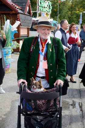 Wolfgang Roucka mit seinem Hund Hermine - Offizieller Presserundgang auf dem Oktoberfest Wiesn, München 17.09.2026