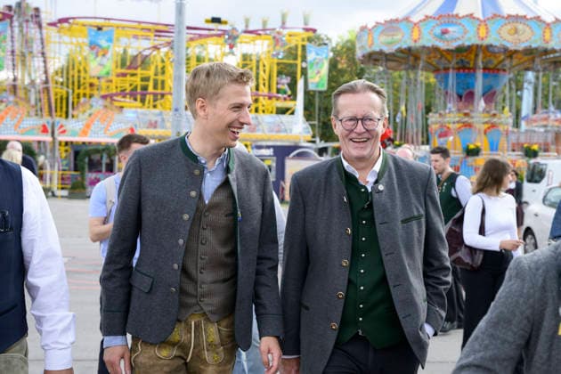 v.l. Dominik Krause (Oberbürgermeister von München) und Dr. Martin Leibhard (Augustiner Chef) - Offizieller Presserundgang auf dem Oktoberfest Wiesn, München 17.09.2026