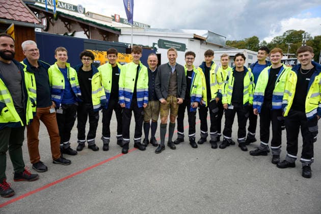 Christian Scharpf (Referent für Arbeit und Wirtschaft Wiesn-Chef) und Dominik Krause (Oberbürgermeister von München) mit Elektroanlagenbauern der Stadtwerke München - Offizieller Presserundgang auf dem Oktoberfest Wiesn, München 17.09.2026