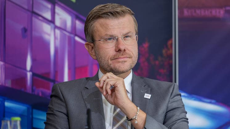 Interessensbekundung der Stadt Nürnberg, Freistaat Bayern und BLSV zu den Finals 20XX, Nürnberg, 17.09.2026 Oberbürgermeister Marcus König äußert sich im Max Morlock Stadion zur Interessensbekundung für die Finals. Mit nachdenklicher Miene und an das Kinn geführter Hand verfolgt er die Ausführungen. Nürnberg Max Morlock Stadion Bayern Deutschland