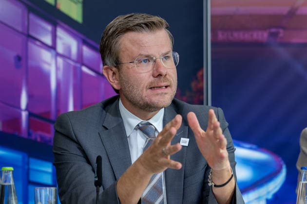Interessensbekundung der Stadt Nürnberg, Freistaat Bayern und BLSV zu den Finals 20XX, Nürnberg, 17.09.2026 Oberbürgermeister Marcus König spricht bei einer Pressekonferenz zur Interessensbekundung für die Finals im Max Morlock Stadion. Mit lebhafter Gestik unterstreicht er seine Aussagen. Nürnberg Max Morlock Stadion Bayern Deutschland