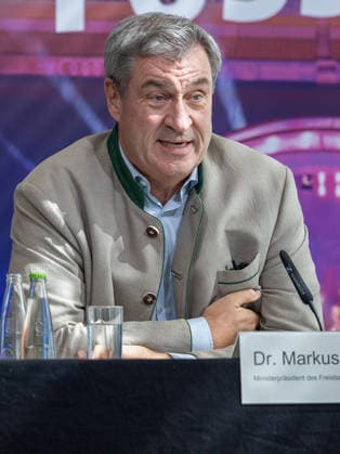 Interessensbekundung der Stadt Nürnberg, Freistaat Bayern und BLSV zu den Finals 20XX, Nürnberg, 17.09.2026 Dr. Markus Söder, Ministerpräsident des Freistaats Bayern, spricht bei einer Pressekonferenz im Max Morlock Stadion. Er äußert sich sichtlich engagiert und gestikuliert mit verschränkten Armen zur Interessensbekundung für die Finals 20XX. Nürnberg Max Morlock Stadion Bayern Deutschland