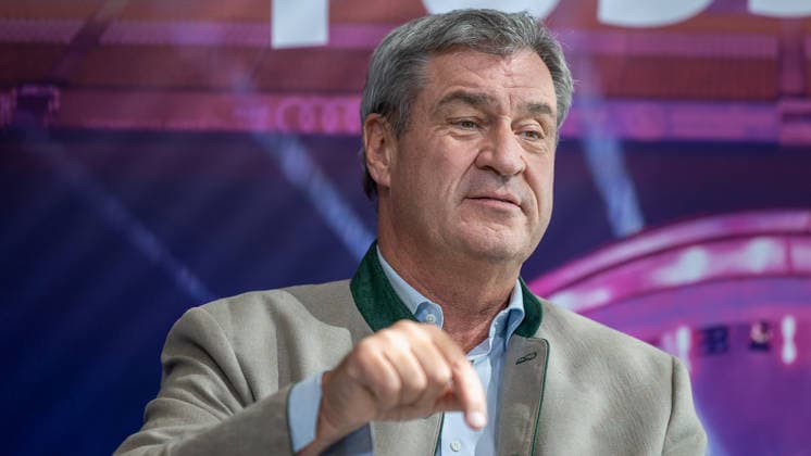 Interessensbekundung der Stadt Nürnberg, Freistaat Bayern und BLSV zu den Finals 20XX, Nürnberg, 17.09.2026 Dr. Markus Söder, Ministerpräsident des Freistaats Bayern, spricht im Max Morlock Stadion mit entschlossener Geste. Der CSU-Politiker unterstreicht seine Aussage mit ausgestrecktem Zeigefinger und konzentriertem Gesichtsausdruck. Nürnberg Max Morlock Stadion Bayern Deutschland