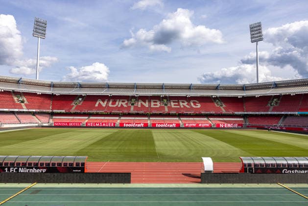 Interessensbekundung der Stadt Nürnberg, Freistaat Bayern und BLSV zu den Finals 20XX, Nürnberg, 17.09.2026 Das Max Morlock Stadion zeigt sich mit leeren Rängen unter sommerlichem Himmel. Ein möglicher Umbau zu einem reinen Fußballstadion für den 1. FC Nürnberg wird derzeit diskutiert. Nürnberg Max Morlock Stadion Bayern Deutschland