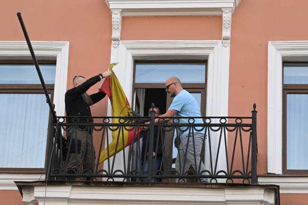 Russia closes German consulate in St. Petersburg ST. PETERSBURG, RUSSIA - SEPTEMBER 17: An employee removes the German flag from the German Consulate General in St. Petersburg, Russia, on September 17, 2026. Vera Danchenko Anadolu Saint Petersburg City Russia. Editorial use only. Please get in touch for any other usage.  Copyright: x2026xAnadoluxVeraxDanchenkox