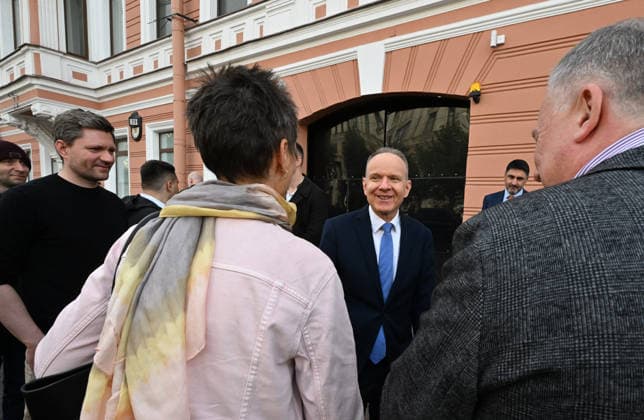 Russia closes German consulate in St. Petersburg ST. PETERSBURG, RUSSIA - SEPTEMBER 17: German Consul General Milan Simandl (C) leaves the German Consulate General during a ceremony to lower the German and European Union flags in St. Petersburg, Russia, on September 17, 2026. Vera Danchenko Anadolu Saint Petersburg City Russia. Editorial use only. Please get in touch for any other usage.  Copyright: x2026xAnadoluxVeraxDanchenkox