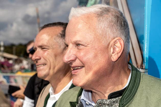 Oktoberfest 2026, Festwirte Peter Inselkammer und Christian Schottenhamel im Fahrgeschäft Fisherman s beim traditionellen Presserundgang, München, 17. September 2026 Deutschland, München, 17. September 2026, Oktoberfest 2026,, Festwirte Peter Inselkammer (links) und Christian Schottenhamel im neuen Fahrgeschäft Fisherman s, beim traditionellen Presserundgang über die Wiesn, die Wiesn 2026 beginnt am 19. September und dauert bis zum 4. Oktober 2026, Volksfest, Theresienwiese, bayerisch, Bayern